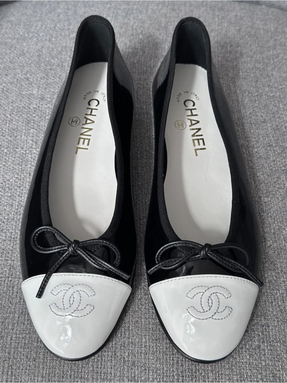 NEW 2026 CHANEL BLACK PATENT LEATHER WHITE CC LOGO CAPTOE BALLET FLATS size 38C